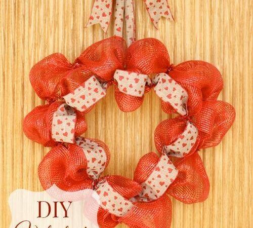 How to make a Valentine's Wreath. So easy and quick.