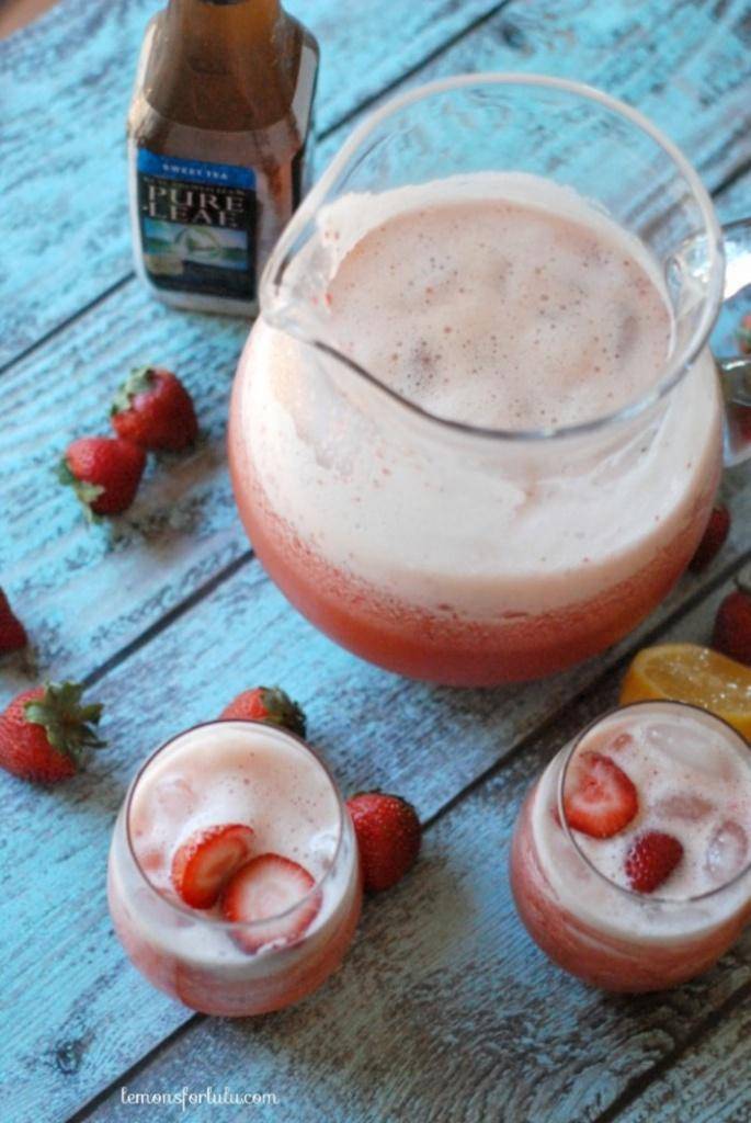 Iced Tea with Strawberries and Lemonade