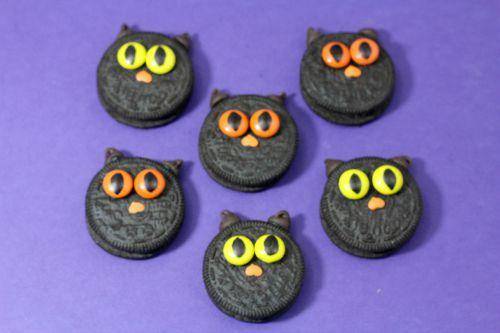 Halloween Black Cat Oreos Recipe for an easy Halloween Party Treat or Snack for Kids!