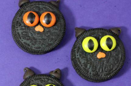 Halloween Black Cat Oreos Recipe for an easy Halloween Party Treat or Snack for Kids!