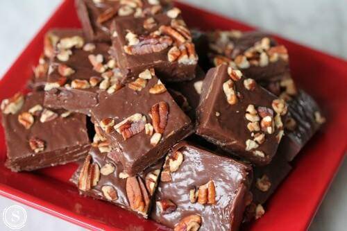 Microwave Fudge is so easy to make. This chocolate fudge recipe with nuts is the perfect Christmas dessert to serve up that is no cooking required. #fudge #microwave #easy #quick #best #nut #truffle #christmas #holiday Chocolate Fudge