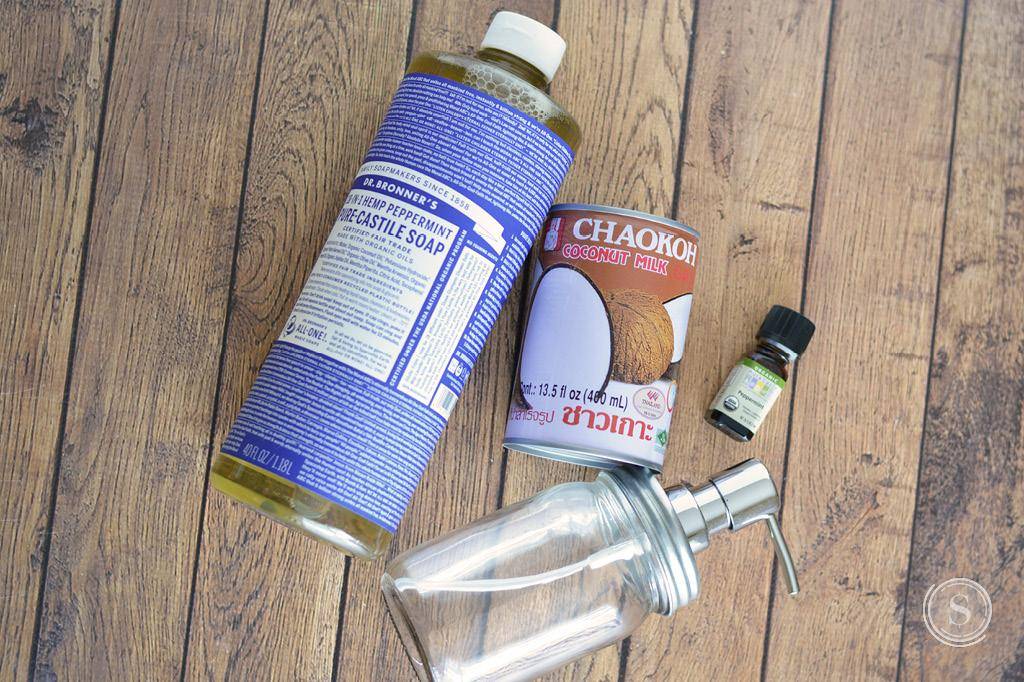 With only 3 ingredients, this DIY invigorating peppermint shampoo is an amazing wake-me-up addition to any morning routine!