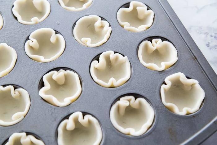 Mini Pumpkin Pie Bites are an Easy Dessert Recipe for Halloween, Thanksgiving, or Christmas! Pumpkin Treats and Snack Recipes better than traditional pie! Mini pumpkin pies are a fantastic dessert. #pie #recipe #pumpkin #fall #bites #mini #holiday #party Pie Bites Easy Crust