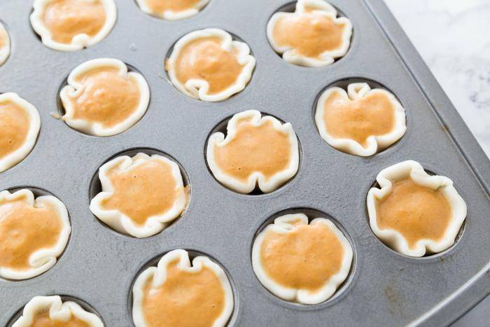 Mini Pumpkin Pie Bites are an Easy Dessert Recipe for Halloween, Thanksgiving, or Christmas! Pumpkin Treats and Snack Recipes better than traditional pie! Mini pumpkin pies are a fantastic dessert. #pie #recipe #pumpkin #fall #bites #mini #holiday #party Pie Bites