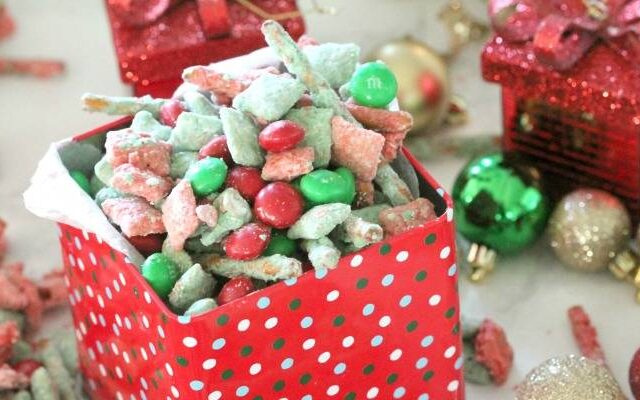 Christmas Muddy Buddies Featured
