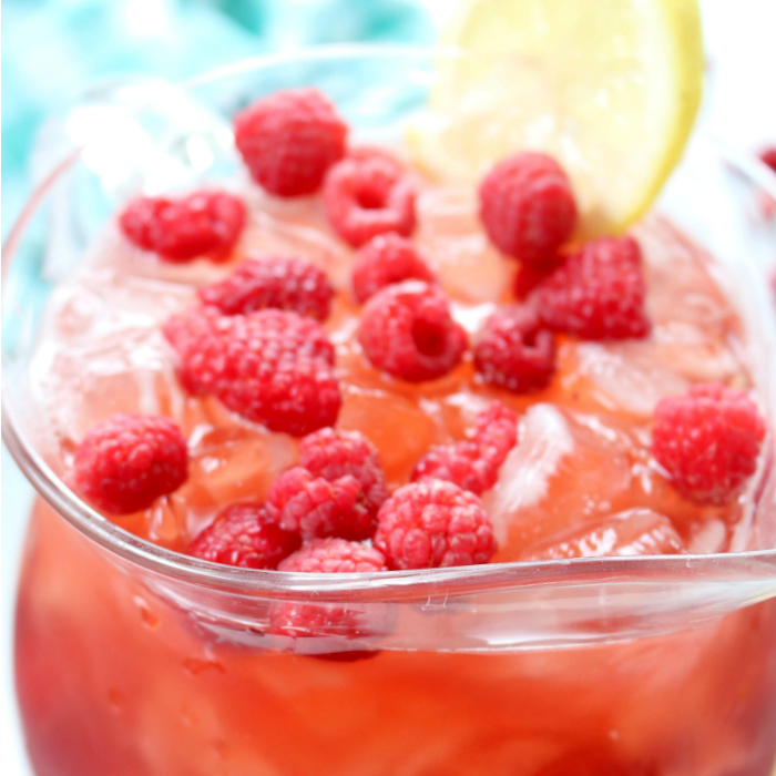Raspberry Iced Tea Recipe! An easy summertime homemade and refreshing Iced Tea recipe for pool parties, BBQs, backyard grilling, or family get-togethers! #tea #homemade #fruit #raspberry #icedtea #drink #recipe #fresh #crowdworthy Raspberry Iced Tea Recipe