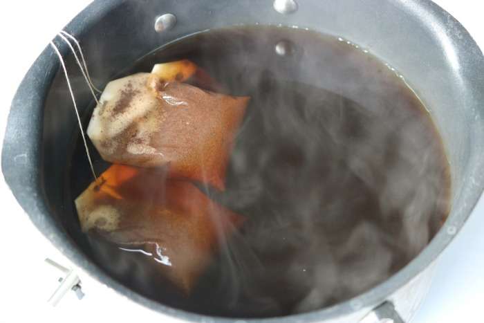 Raspberry Iced Tea Recipe! An easy summertime homemade and refreshing Iced Tea recipe for pool parties, BBQs, backyard grilling, or family get-togethers! #tea #homemade #fruit #raspberry #icedtea #drink #recipe #fresh #crowdworthy Raspberry Tea