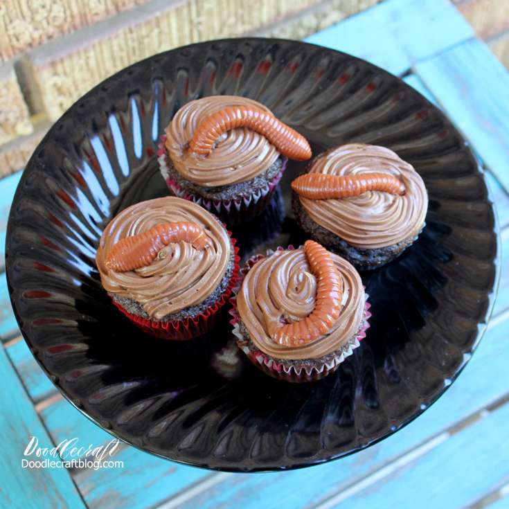 Halloween Desserts - Earthworm Cupcakes- Doodle Craft Blogs