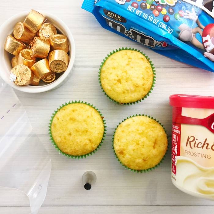 Create an easy and festive dessert to serve up this holiday. Christmas Ornament cupcakes are simple and delicious! #cupcakes #holiday #dessert #easy #ornament #holidaycupcakes easy Christmas Cupcakes