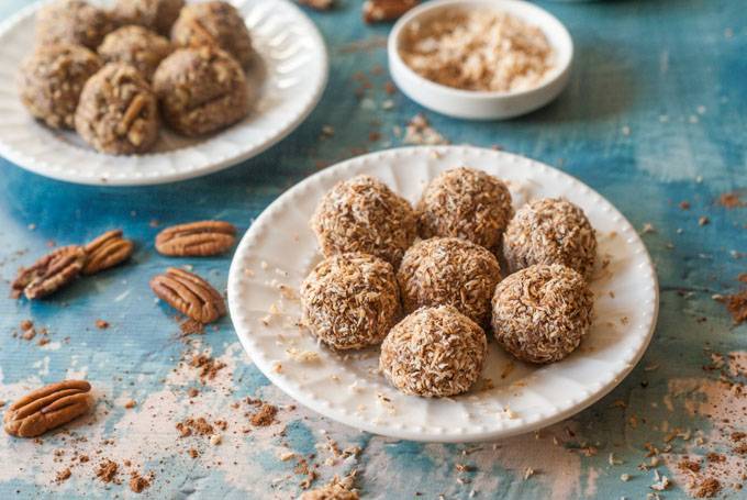 Chocolate cheesecake bites on plate keto friendly 