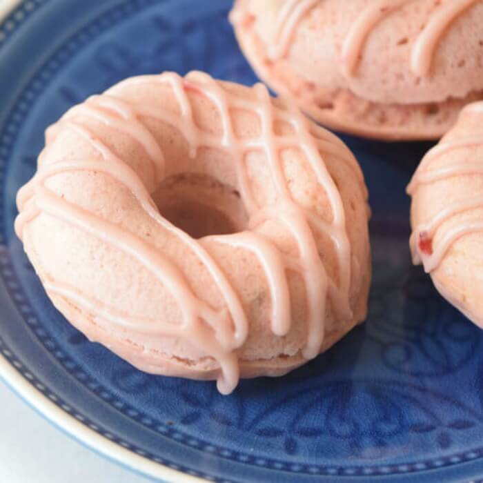 strawbery valentine day donuts 