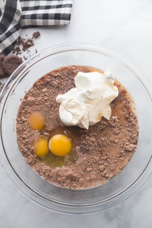 Chocolate mint cupcakes recipe is a tasty cupcake that should be made any time of year. Light chocolate cake topped with a homemade mint cookie frosting! #cupcakes #thinmint #grasshopper #mintcupcakes #boxcakemix #easy #mintfrosting mint chocolate chip cupcakes