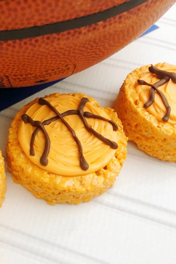 Serve up these easy basketball treats for your March Madness events. Easy basketball rice krispies treats recipe that is quick to make. #basketball #dessert #marchmadness #treats #kids #parties #birthdayparties rice krispies