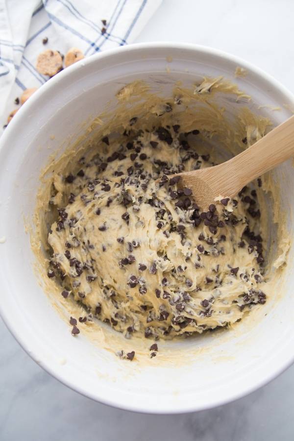 Chocolate chip cupcakes with a cookie dough frosting are going to blow your mind! Light, moist, and tasty homemade chocolate chip cupcakes. #ediblecookiedoughfrosting #cupcakes #easy #homemade #chocolatechip #vanilla #cookiedough chocolate chip cookie cupcakes
