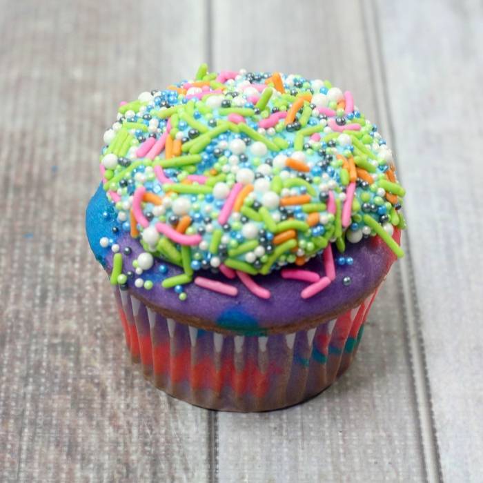 Mermaid cupcakes with a mermaid tail are the best under the sea cupcake to make for a birthday party, or themed mermaid party. Easy to make with a fondant mermaid tail. #mermaid #mermaidtail #fondant #easy #underthesea #partyidea #birthday #kids #cupcakes mermaid cupcakes