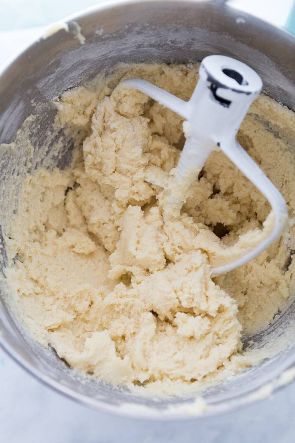 EASY Easter Egg fruit pizza is a must make. A sugar cookie crust that has a layer of cream cheese frosting, and topped with fresh fruit. #easter #dessert #easy #freshfruit #sugarcookie #creamcheese #fruitpizza sugar cookie dough for fruit pizza