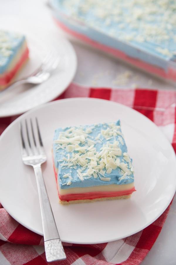 No Bake 4th of July white chocolate lasagna is a tasty patriotic dessert recipe. Golden Oreo crust, and layers of creamy goodness. #Oreo #golden #layers #dessertlasagna #nobake #easy #dessert #4thofJuly #summerdessert oreo lasagna recipe