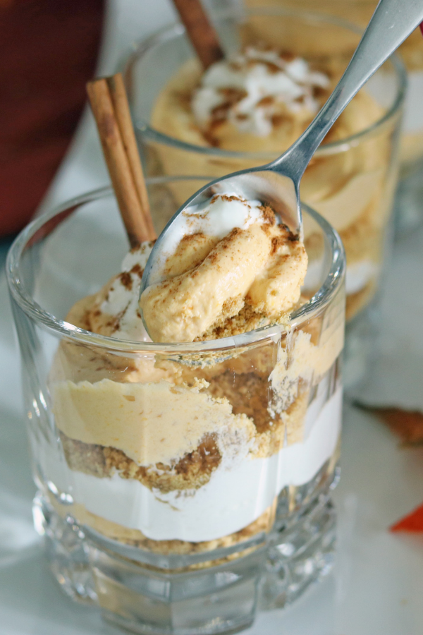 Whip up this pumpkin cheesecake parfait. A no bake pumpkin dessert that is crazy easy to make, and delightlful! Great for parties and family gatherings. #cheesecake #pumpkin #Pumpkinspice #parfait #easy #nobake #dessert #recipe #fall easy pumpkin mousse parfait