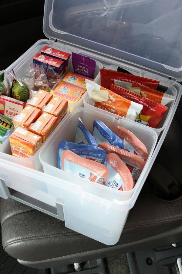 Check out my carline survival kit to help you and your child have a peaceful time after school and activities each day. Set yourself up for success. #carline #backtoschool #survivalkit #carsnacks #caractivities #schooltips snack carrier for car