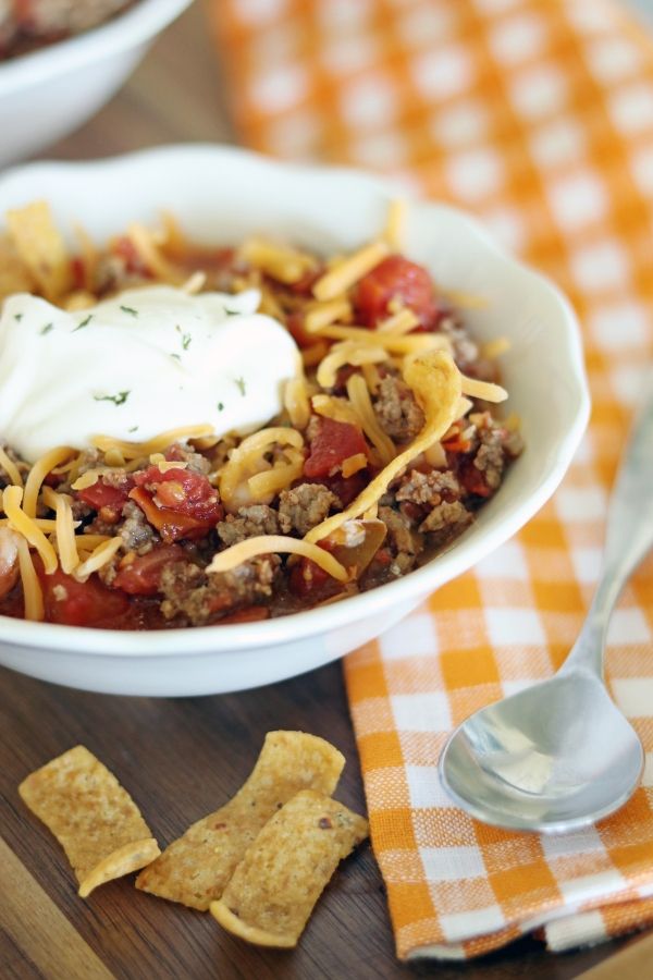 This 4 Ingredient White Bean Chili is so easy to make. Slow cooker white bean chili is fast to prep and savory for all your family to enjoy. #soup #chili #4ingedient #whitebean #groundbeef #recipe #dinner #easy #affordable #slowcooker #crockpot slow cooker white chili recipe