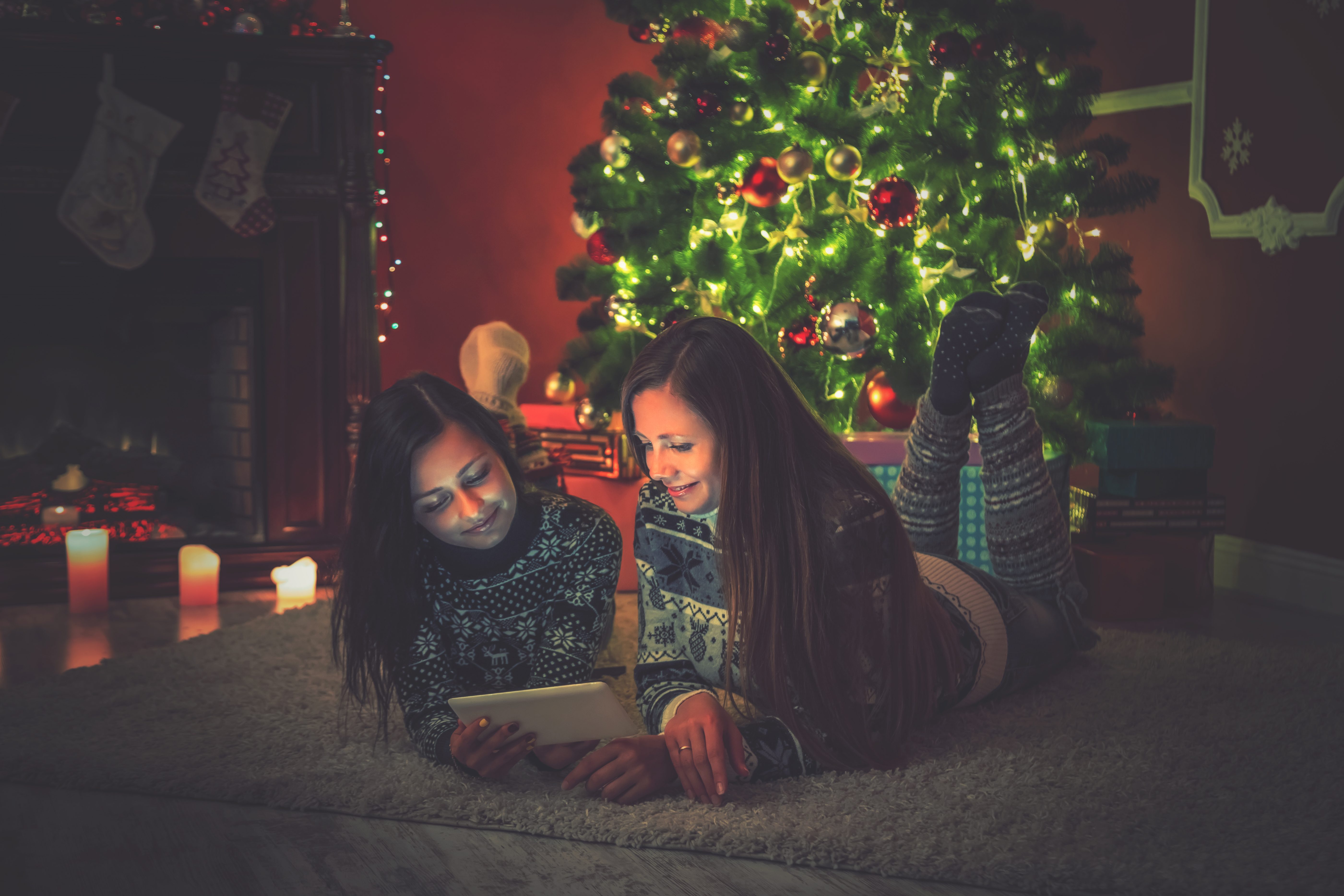 use social media to save money for christmas