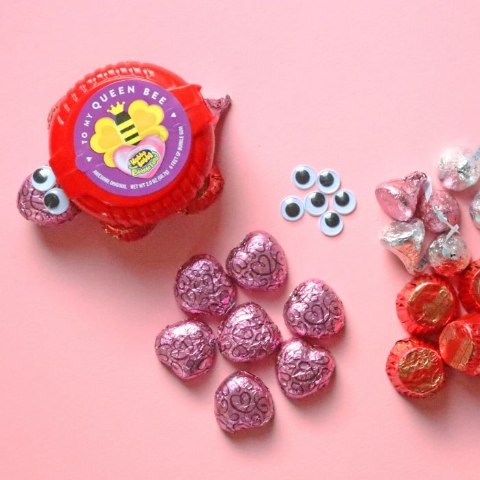 Valentine Candy Turtles are a fun and easy way to transform your treat into a fun kid-friendly turtle! Grab your hot glue and have fun with this craft. #valentine #treat #candy #forkids #turtle #fun #easy #treatforkids #idea #candytreat #passion4savings bubble gum turtle snack