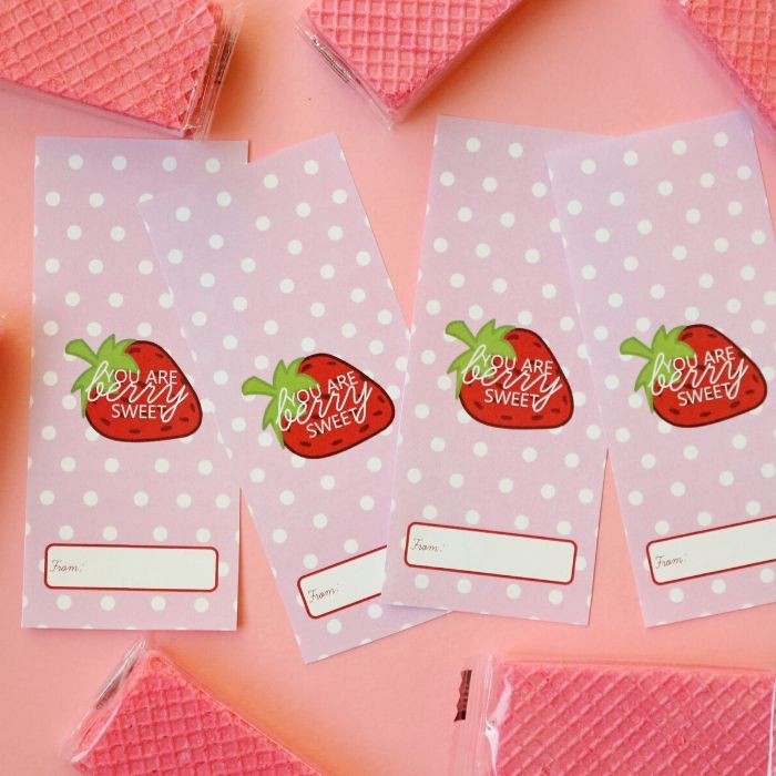 Strawberry Wafer Valentine Printable is so easy and a great gift for anyone whether child's classmate or older kid. A tasty Valentine dessert. #valentine #day #party #printable #free #valentineidea #strawberrywafer #classmate #school #forkids strawberry wafer Valentine (1)