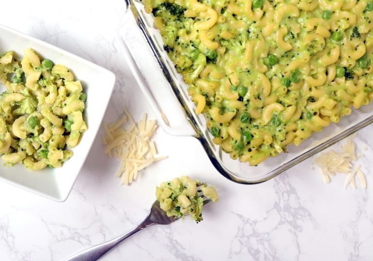 St. Patrick's Day Mac and cheese is the ultimate green mac and cheese recipe. Loads of cheesy pasta, veggies and more, whip this up. #passion4savings #stpatricksday #macandcheese #macaroni #cheese #green #pasta #sidedish goddess mac and cheese