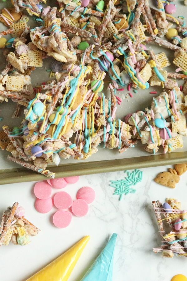 Easter bunny trash is a sweet and salty no bake Easter Dessert. A twist on the classic white trash dessert we all know and love. #Passion4Savings #easter #dessert #nobake #sweetandsalty #easy #pastel #colorful #kidfriendly #whitetrash no bake Easter dessert
