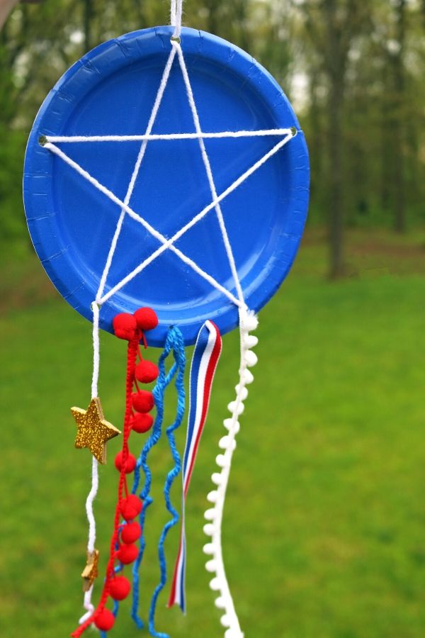Patriotic Dream Catcher Craft for Kids is the perfect 4th of July kids craft to consider making. Grab some supplies and create a fun and patriotic colored homemade dream catcher. #passion4savings #craft #forkids #patriotic #4thofjuly #diy #fun #Paperplate #crafting easy dream catcher
