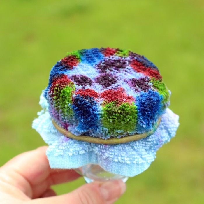 food coloring on washcloth for bubbles