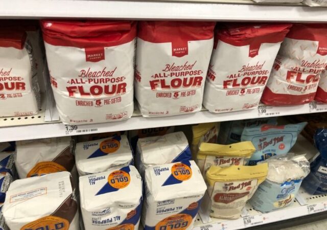 flour in stock - flour on shelves