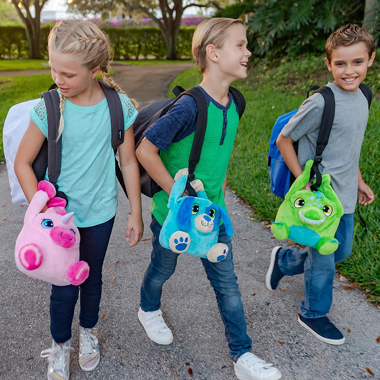 Lunch Pets Lunchboxes - kids walking and holding lunchboxes