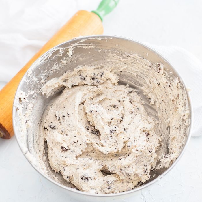 Cookies and Cream Cookies are the ultimate cookie recipe for cookie lovers! If you love Hershey's cookie and cream candy bar, you will love these cookies. #cookies #cookiesandcream #dessert #oreo #creamcheese #bakesale #cookieswap #dessertrecipe cookie dough with Oreos