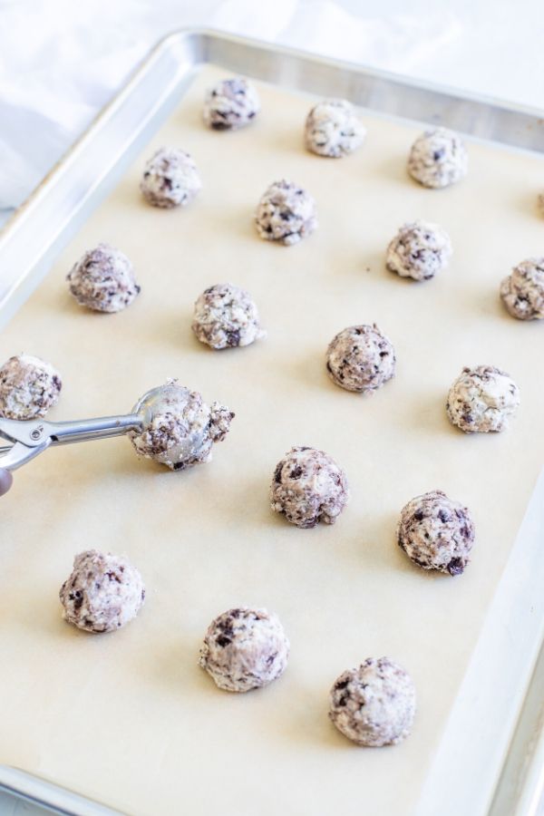 Cookies and Cream Cookies are the ultimate cookie recipe for cookie lovers! If you love Hershey's cookie and cream candy bar, you will love these cookies. #cookies #cookiesandcream #dessert #oreo #creamcheese #bakesale #cookieswap #dessertrecipe cream cheese cookies and cream cookies