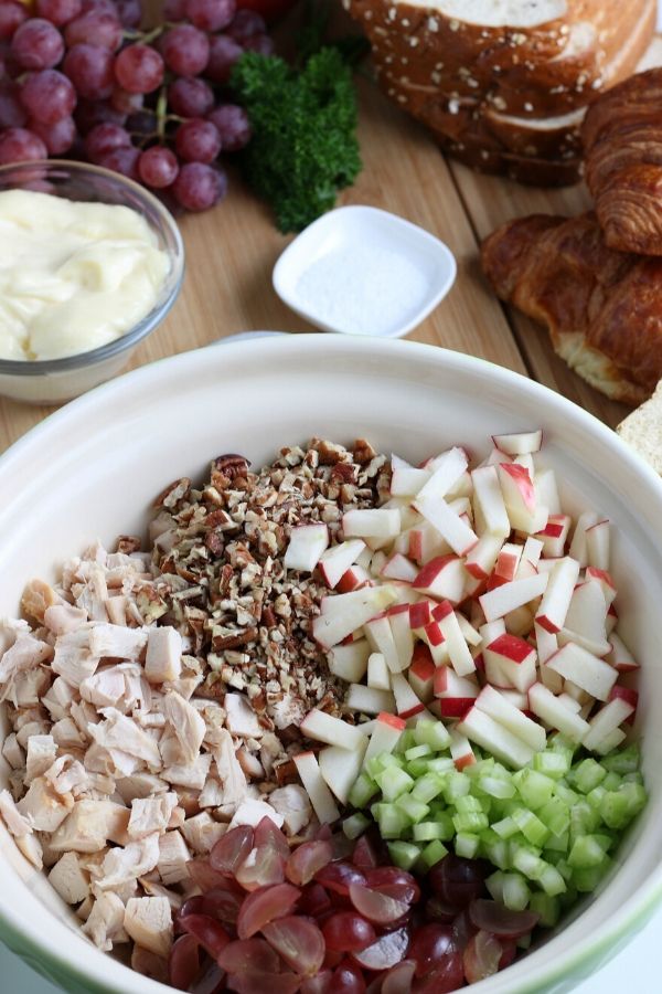 Whip up this apple pecan chicken salad for lunch or dinner. Grapes, apples, pecans and more all in one easy chicken salad recipe. #chickensalad #recipe #lunch #chicken #rotisserie #grape #apple #pecan #mayo #salad #coldsalad apple chicken salad