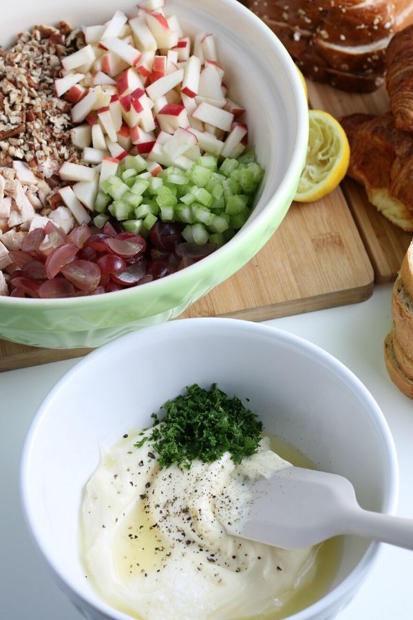 Whip up this apple pecan chicken salad for lunch or dinner. Grapes, apples, pecans and more all in one easy chicken salad recipe. #chickensalad #recipe #lunch #chicken #rotisserie #grape #apple #pecan #mayo #salad #coldsalad pecan chicken salad