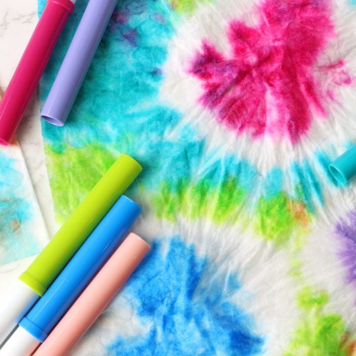 Check out this tie dye art with baby wipes! An easy and quick baby wipes craft taht you will love to make with your kids. Give this tie dye art craft a try. #passion4savings #craft #easy #kids #activity #forkids #babywipes #marker #washablemarkers #easy #fun tie dye baby wipe with markers by it