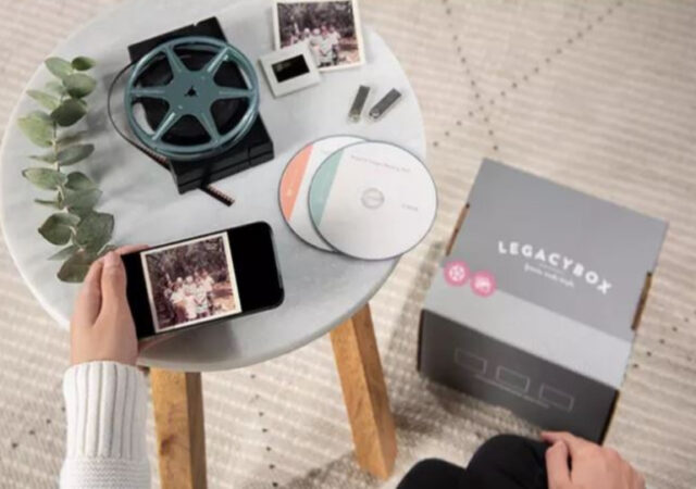 Legactbox - Box with someone watching on a smartphone