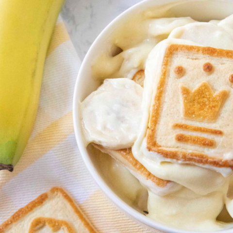 chessman pudding with banana by it