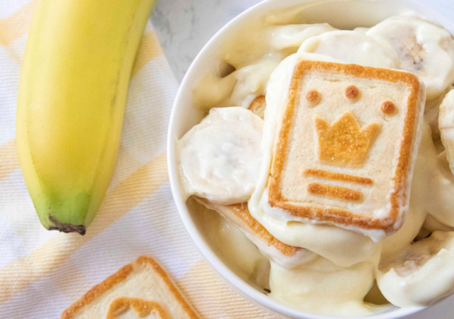 chessman pudding with banana by it