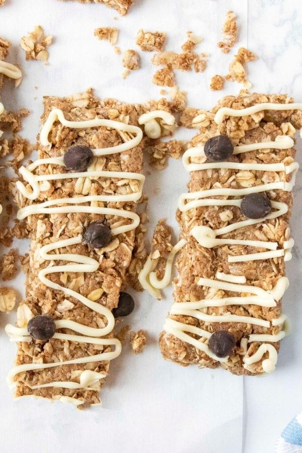 Homemade protein bars are filled with vanilla protein, oats and so simple to make. Whip up a batch of these easy protein bars to meal prep snacks! #protein #homemade #ingredients #proteinbars #easy #best #recipe #snack #healthy #passion4savings protein bars laid on table