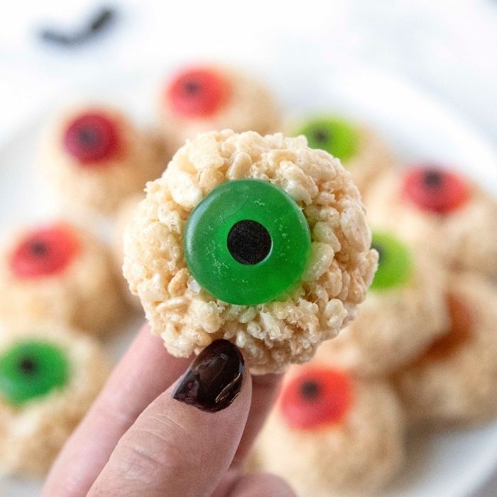 Rice Krispie Monster Eye Balls are a fun Halloween dessert that is no bake. Kids can help make these or surprise them with a fun Halloween snack. #Halloween #snack #eyeball #fun #nobake #easy #ricekrispies #treats #gummysavers #Licorice rice krispies eye ball treat