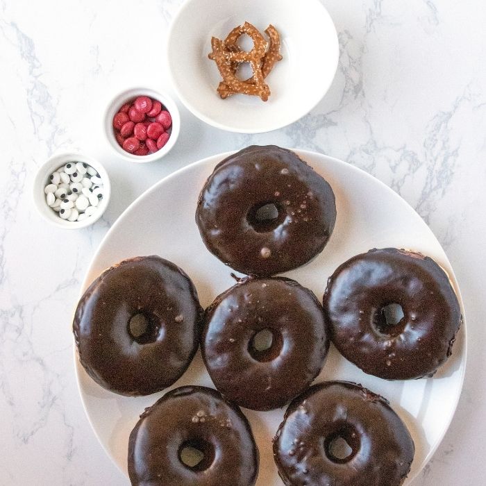 Serve up these Reindeer Donuts that are created from store bought donuts. An easy and fun Christmas donut recipe that is festive and delicious! #donut #christmas #fun #holiday #passion4savings #creative #storeboughtdonuts #breakfast #reindeer holiday donut