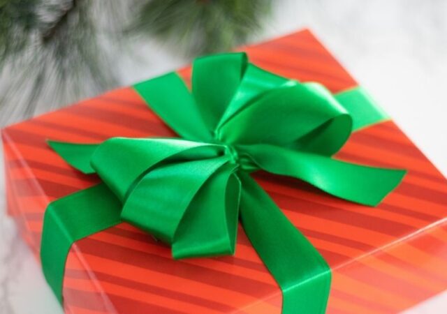 holiday gift wrapping