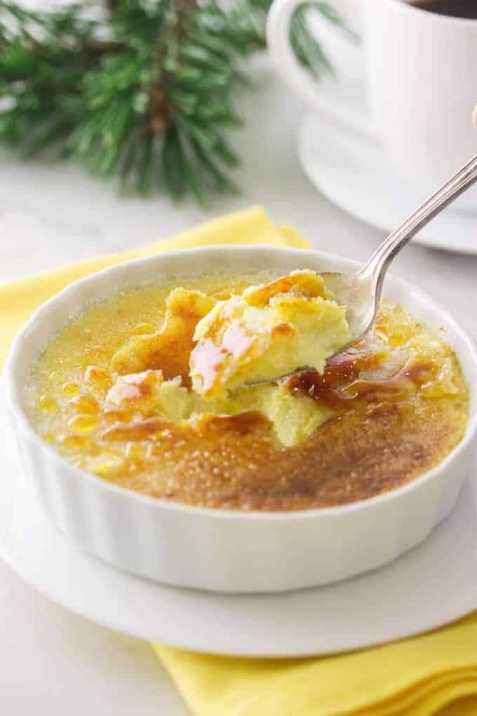 spoon with creme brulee 