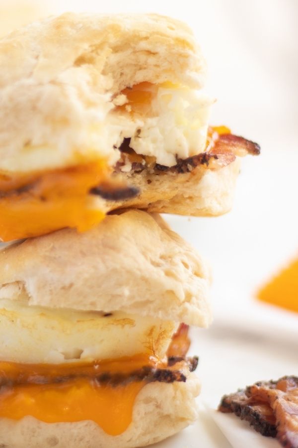 Learn How to Make Freezer Breakfast Sandwiches! These are great for meal prepping or stocking your freezer for breakfast for the whole family. #passion4savings #breakfast #mealprep #makehead #freezer #freezerfriendly #sandwich #breakfastrecipe #easy #tasty #delicious bacon breakfast sandwich