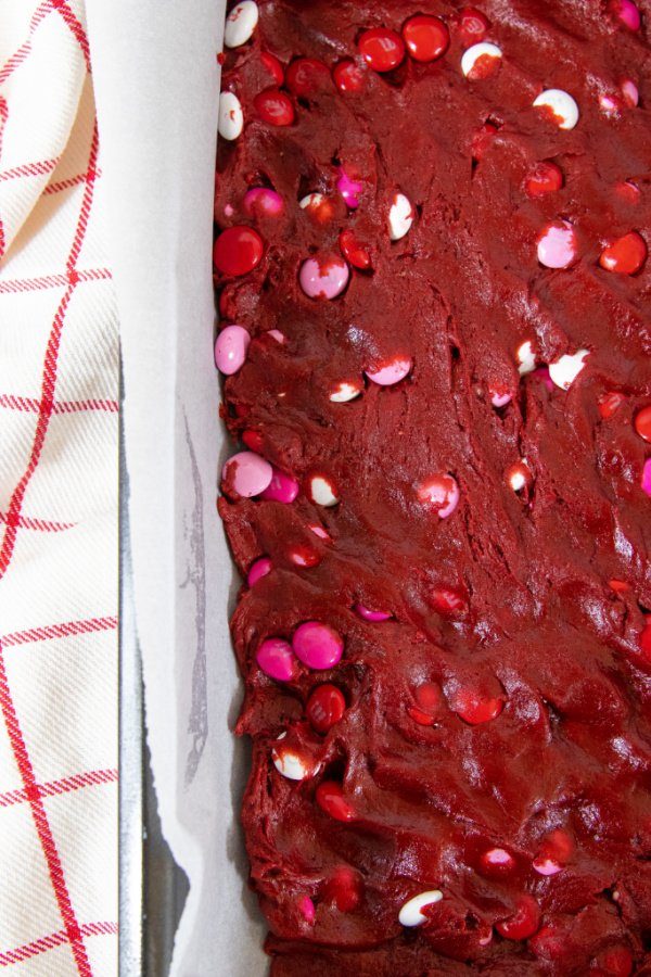 Red Velvet Cake Mix Cookie Bars are a 4 ingredient cake mix cookie bar -perfect for Valentine's Day. Give this easy vday dessert a try! #vday #passion4saving #cakemix #cookiebars #cookies #recipe #forkids #easy #quick #dessert #best valentine's day dessert for kids