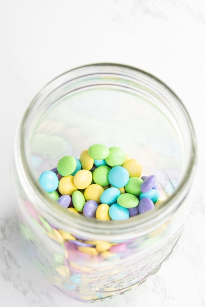 Easter Cookies in a Jar Gift is a fun Easter gift to send to loved ones. This Easter M&M Cookie in a jar is so easy and fun to make. #passion4savings #easter #printable #easterrecipe #cookies #eastertag #masonjar #gift #affordable M&M's in jar