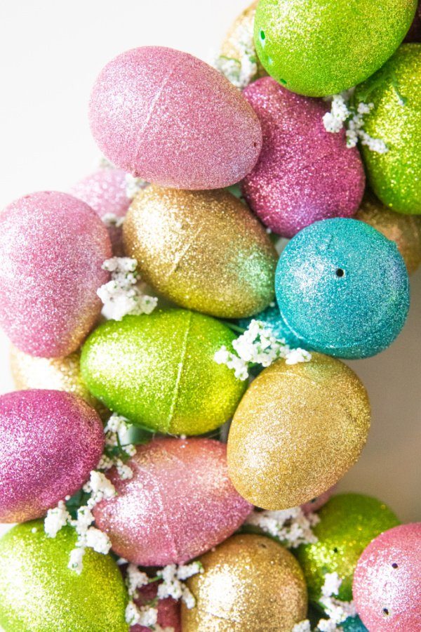 Dollar Tree Easter Egg Wreath is a simple and easy fun Easter Wreath you can make with all the supplies from the Dollar Tree. #passion4savings #easter #wreath #egg #plasticegg #dollartree #affordable #budget egg wreath diy